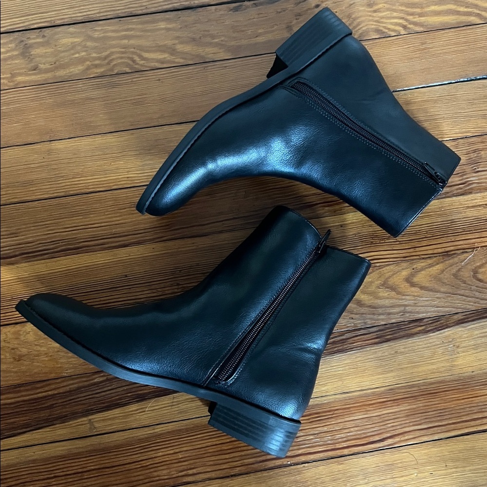 NEW! ANN TAYLOR LOFT Minimalist Flat Ankle Boot Classic Black Faux Leather 10.5. - Picture 3 of 9